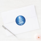 Kerstboom en licht op blauwe achtergrond ronde sticker (Envelop)