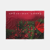 Kerstboom en rode bessen op rode achtergrond fleece deken (Voorkant (Horizontaal))