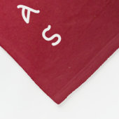 Kerstboom en rode bessen op rode achtergrond fleece deken (Hoek)