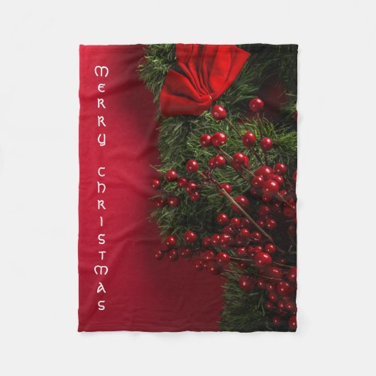 Kerstboom en rode bessen op rode achtergrond fleece deken (Voorkant)