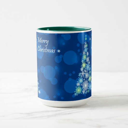 Kerstboom gemaakt van sneeuwvlokken. mok (Midden)