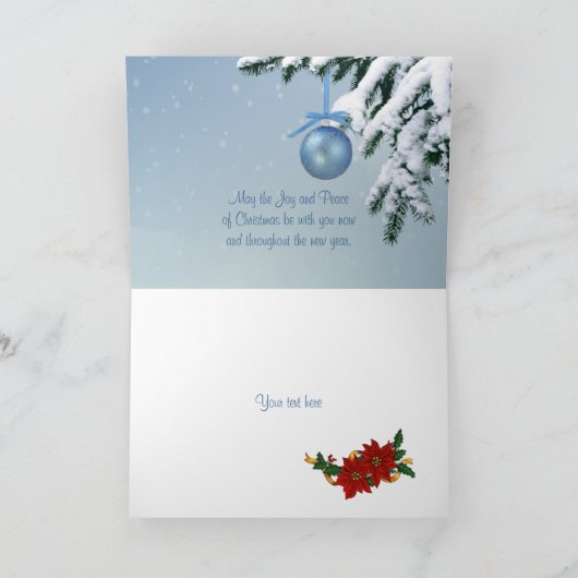 Kerstboom, kaarsen, poinsettia en rode robin feestdagen kaart (Binnen)