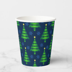 kerstboom met blauwe sneeuwvlok en achtergrond papieren bekers