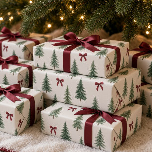 Kerstboom met bordeauxrode strik in vintage waterv cadeaupapier