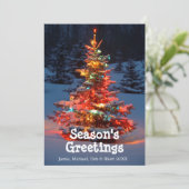 Kerstboom met lichten buiten feestdagenkaart (Staand voorkant)