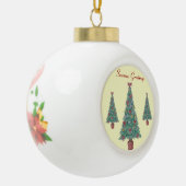 kerstboom met versiering van rode bogen en met kun keramische bal ornament (Links)