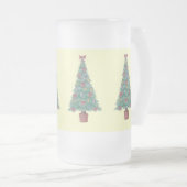 kerstboom met versiering van rode bogen en met kun matglas bierpul (Voorkant rechts)