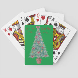 kerstboom met versiering van rode bogen en met kun pokerkaarten