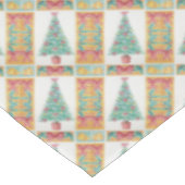 kerstboom met versiering van rode bogen en met kun tafelkleed (Gekanteld)