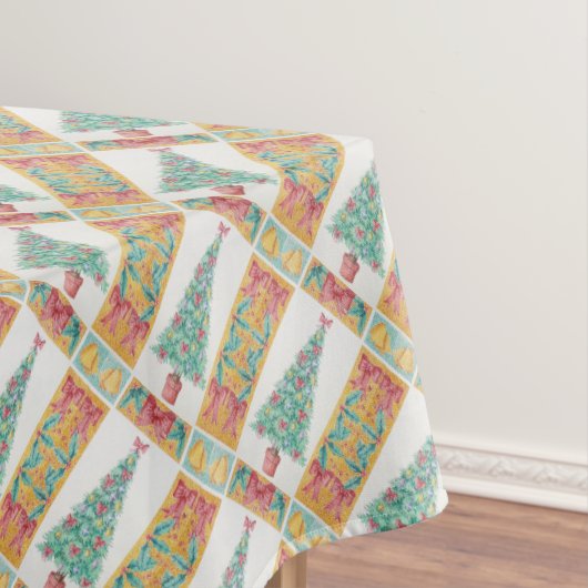 kerstboom met versiering van rode bogen en met kun tafelkleed (Voorbeeld)