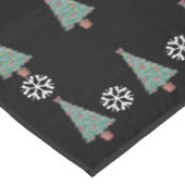 kerstboom met versiering van rode bogen tafelkleed (Gekanteld)