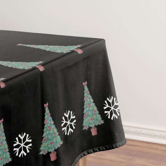 kerstboom met versiering van rode bogen tafelkleed (Voorbeeld)