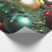 Kerstboom met versieringen en kerstlichten cadeaupapier (Hoek)