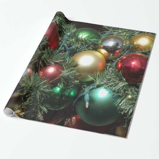 Kerstboom met versieringen en kerstlichten cadeaupapier (Uitgerold)