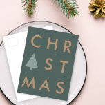 Kerstboom | Modern minimalistisch goud en groen Briefkaart<br><div class="desc">Eenvoudig,  stijlvol "Kerstmis" citaat briefkaart met een minimalistisch sage groen kerstboomontwerp en gouden tekst in moderne typografie in een schandalig,  schandalig design tegen een groene achtergrond. De tekst kan met je eigen letters worden aangepast voor het perfecte feestcadeau! | #Kerstmis #feestdagen #briefkaarten #xmas #scandi #scandinavian #modern #minimalist</div>