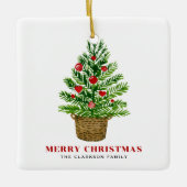 Kerstboom op een Wicker Basket Vrolijk kerstfeest Keramisch Ornament (Voorkant)