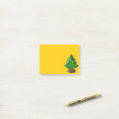Kerstboom op geel artikel post-it® notes (Op bureau)