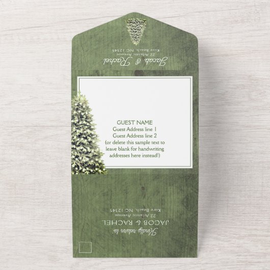 Kerstboom op Groen Hout Rustieke Bruiloft All In One Uitnodiging (Buitenkant)