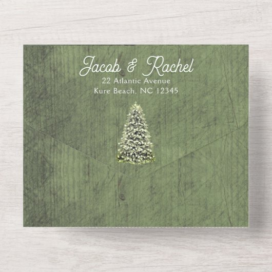 Kerstboom op Groen Hout Rustieke Bruiloft All In One Uitnodiging (Achterkant)