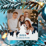 Kerstboom Overlay Familiefoto Custom 2024 Keramisch Ornament<br><div class="desc">Deze chique,  moderne familiefoto met dubbelzijdige kerstversiering toont uw jaarlijkse vakantiefoto omlijst door een onderrand van witte kerstbomen silhouet. Personaliseer met blauw script van het jaar op de voorkant en jouw naam voor een prachtige minimalistische foto kerstcadeau met een 2e foto op de achterkant.</div>
