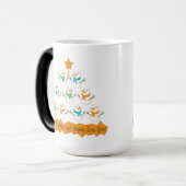 Kerstboom piramide gemaakt van Kerstmis sneeuwpopp Magische Mok (Voorkant links)