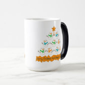 Kerstboom piramide gemaakt van Kerstmis sneeuwpopp Magische Mok (Voorkant rechts)