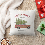 Kerstboom Rode Familie Wagon Auto Kussen<br><div class="desc">Illustratie van een houten gepanelde rode suv auto met vers gesneden kerstboom vastgebonden aan de top. Personaliseer de tekst.</div>