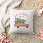 Kerstboom Roze Familie Wagon Auto Kussen<br><div class="desc">Illustratie van een houten gepanelde roze suv auto met vers gesneden kerstboom vastgebonden aan de top. Personaliseer de tekst.</div>