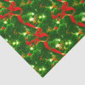 Kerstboom takken en rode linten tissuepapier (Detail)