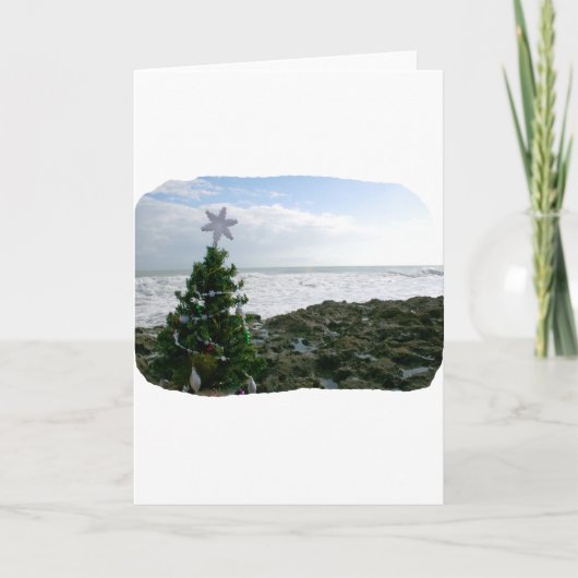 Kerstboom tegen strandrotsen feestdagen kaart (Voorkant)