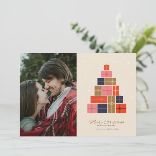 Kerstboom van cadeaustapels feestdagenkaart (Staand voorkant)