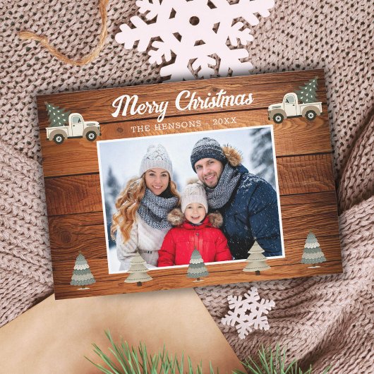 Kerstboom van oud hout op vrachtwagen familiefoto feestdagenkaart
