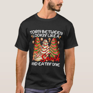 Kerstboom verscheurd tussen eruit zien als een sna t-shirt