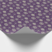 kerstboombosbes Paars Snowflake Patroon Cadeaupapier (Hoek)