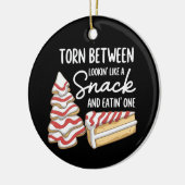 Kerstboomcake verscheurd tussen eruitzien als een keramisch ornament (Links)