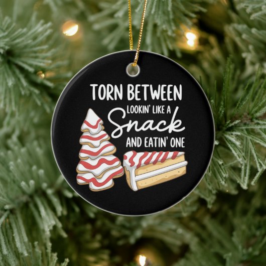 Kerstboomcake verscheurd tussen 'kijken' als een s keramisch ornament (Boom)