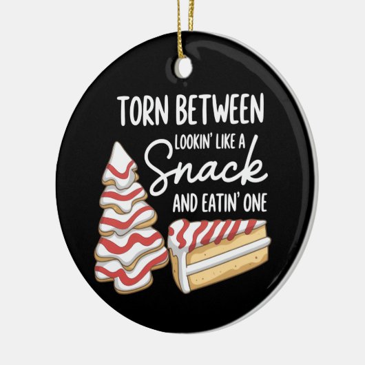 Kerstboomcake verscheurd tussen 'kijken' als een s keramisch ornament (Links)