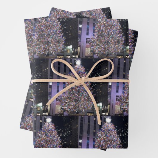 kerstboomfeestjes voor het oppakken van papier inpakpapier vel (In situ)