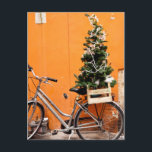 kerstboomfiets feestdagenkaart<br><div class="desc">Een fiets draagt een kerstboom in een houten kist die wordt gebruikt als een mand. Deze leuke kerstfietsfoto is genomen in Rome,  Italië. Het briefkaart is volledig aanpasbaar.</div>