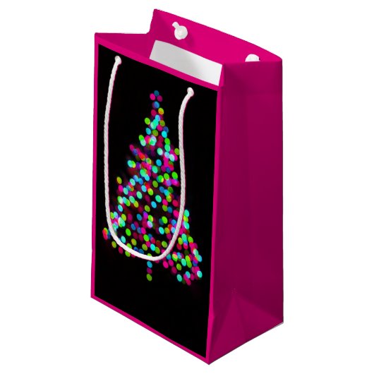Kerstboomjuwelen op roze klein cadeauzakje (Voorkant Gekanteld)