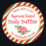 kerstboompeppermint body Butter DIY Ronde Sticker<br><div class="desc">Deze rode, groene en witte streep met faux gouden sticker is een aanpasbare pepermuntboetsboetsetiket voor iemand die graag hun eigen feestelijke kerstcadeautjes en huidverzorgingsproducten maakt om te verkopen op jaarbeurzen, bij feetjes en in hun eigen winkelwinkel op een markt. Het kan ook worden gebruikt voor handgemaakte, zelfgemaakte cadeaus voor familie...</div>