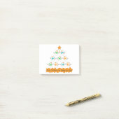 Kerstboompiramide gemaakt van kerst-sneeuwmannen post-it® notes (Op bureau)