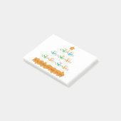 Kerstboompiramide gemaakt van kerst-sneeuwmannen post-it® notes (Schuin)
