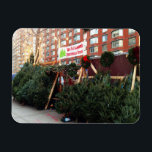 kerstboomstandaard op West Side New York City Magneet<br><div class="desc">Met een originele kleurenfoto van een kerstboomstandaard aan de West-Bovenkant. Foto gemaakt in Manhattan, New York City. Er zijn ook veel andere foto's van NYC en natuur te vinden in deze winkel. Zie je niet precies wat je zoekt? Neem contact op met Rebecca om een product aan te passen voor...</div>