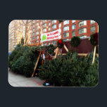 kerstboomstandaard op West Side New York City Magneet<br><div class="desc">Met een originele kleurenfoto van een kerstboomstandaard aan de West-Bovenkant. Foto gemaakt in Manhattan, New York City. Er zijn ook veel andere foto's van NYC en natuur te vinden in deze winkel. Zie je niet precies wat je zoekt? Neem contact op met Rebecca om een product aan te passen voor...</div>