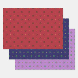 Kerstboomster op rood, blauw, paarse inpakpapier vel