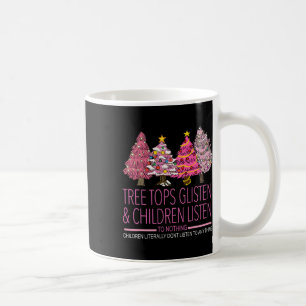 Kerstboomtoppen glinsteren en kinderen luisteren n koffiemok