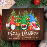 kerstboomverlichting voor penseelscript briefkaart<br><div class="desc">Modern Brush Script Merry Christmas Kleurrijke Fun Waterverf Gnomen Briefkaart met dennenbomen. Familienaam en Jaar - Rustiek Land Hout en String Lights</div>