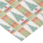 kerstboomversiering met goudbellen voor rode bogen tafelkleed (Gekanteld)