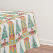 kerstboomversiering met goudbellen voor rode bogen tafelkleed (Voorbeeld)